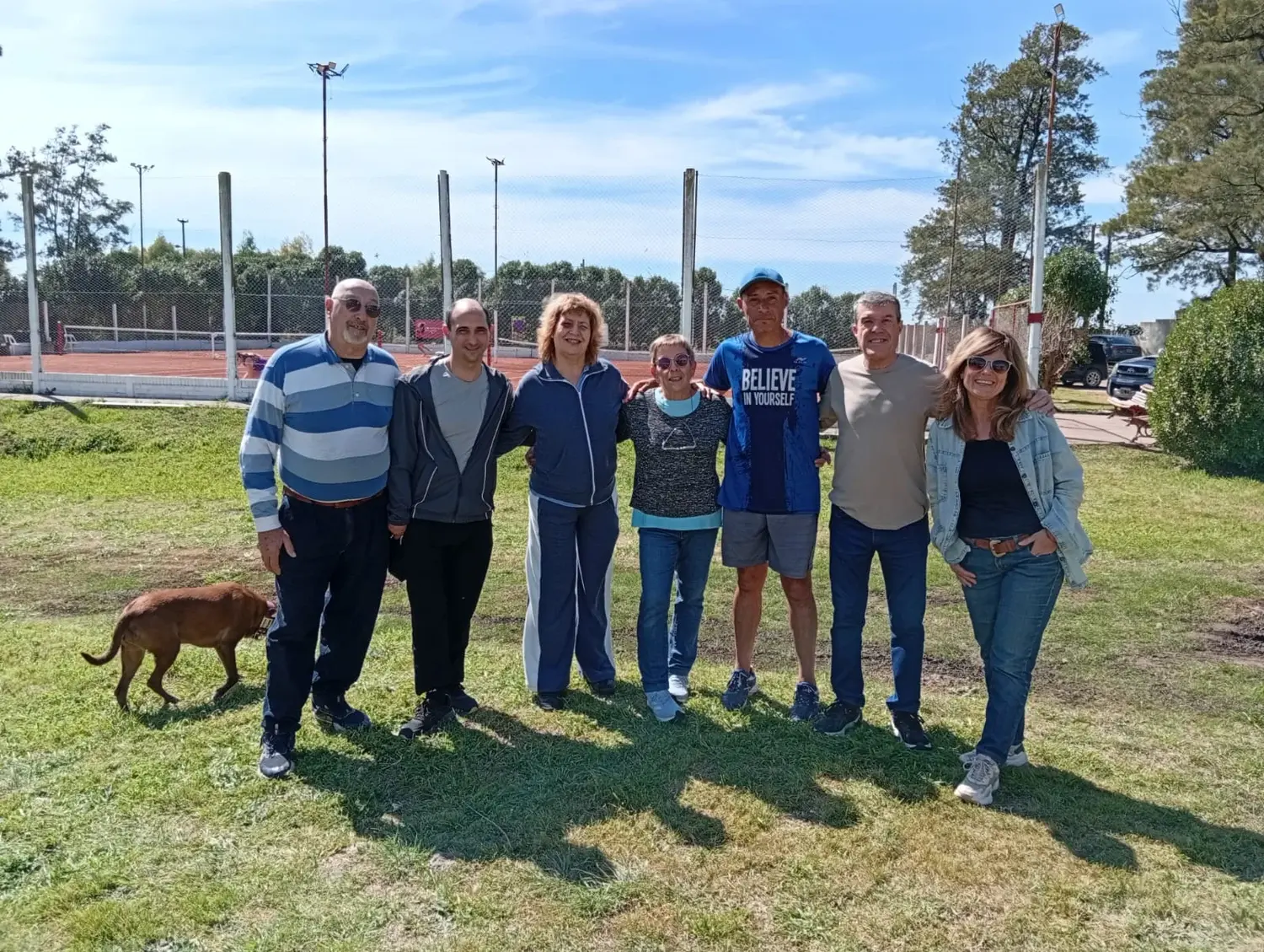 Dirigentes y colaboradores del Club Quilmes posaron con las canchas renovadas del Complejo