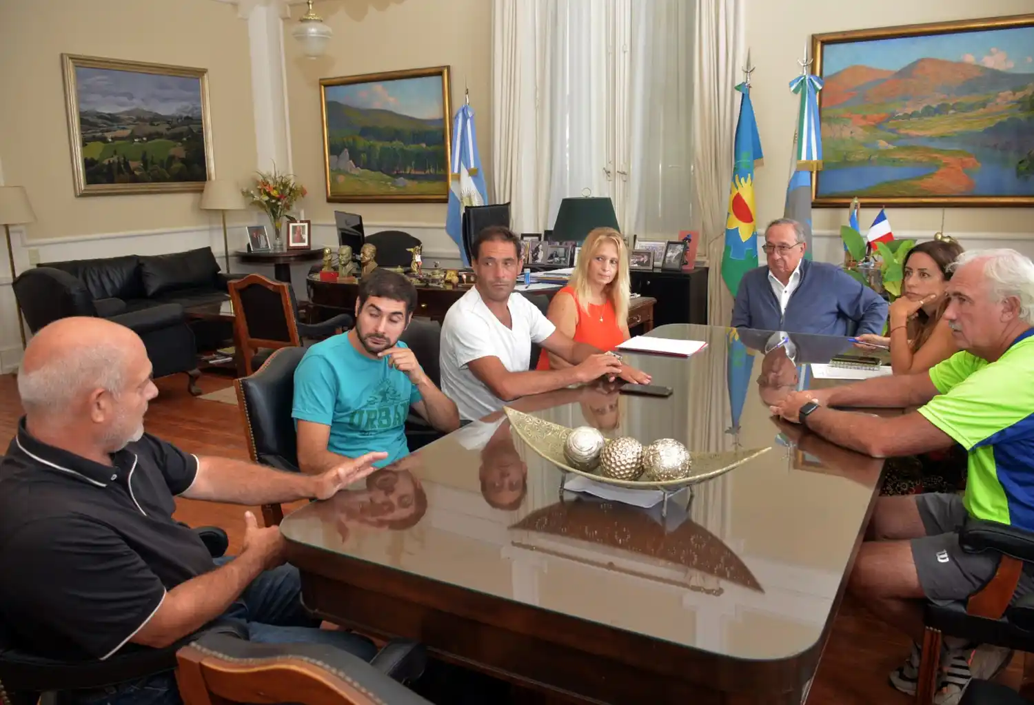 Firmaron el contrato para la instalación del sintético en la pista