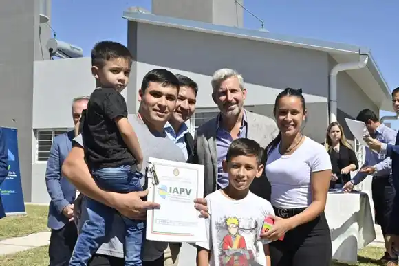 El Gobernador entregó 42 viviendas y llamó a “profundizar las coincidencias”