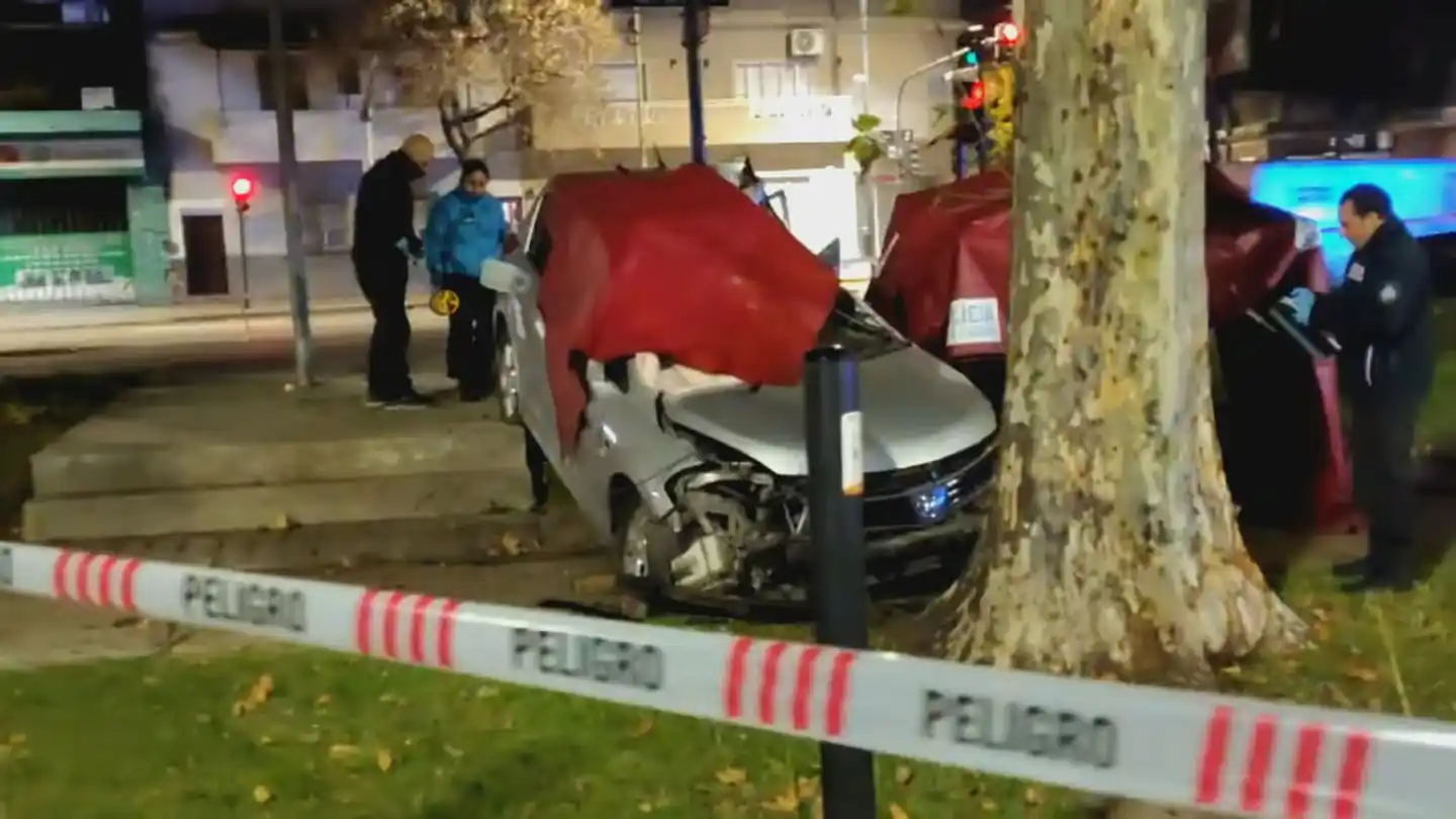 Una mujer falleció al chocar con un árbol tras haber perdido el control de su auto