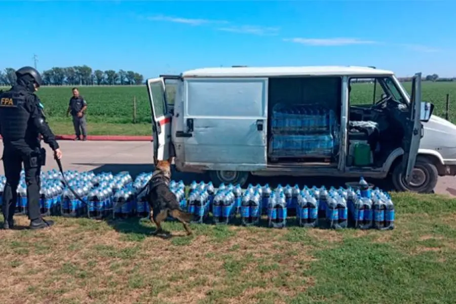 Hallaron droga en un transporte de gaseosas en el ingreso a la cárcel de Bouwer