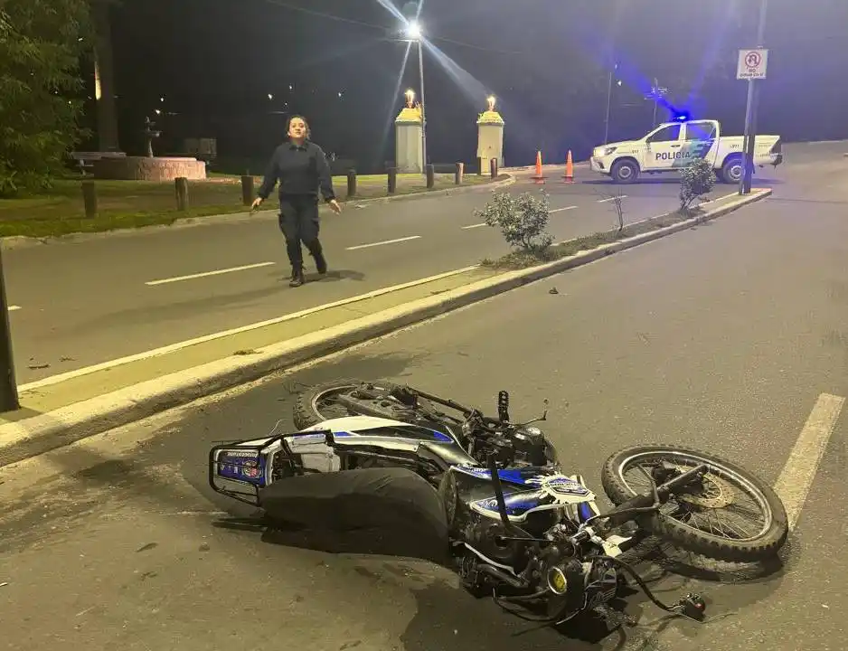 Un hombre se fracturó una pierna y las costillas tras caer de su moto en Alvear