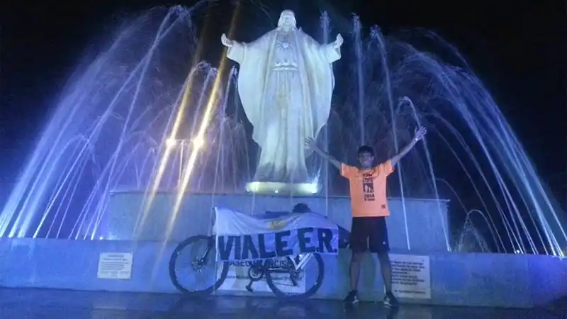 Recorrió más de 1.300 kilómetros en bicicleta para unir Argentina con Uruguay