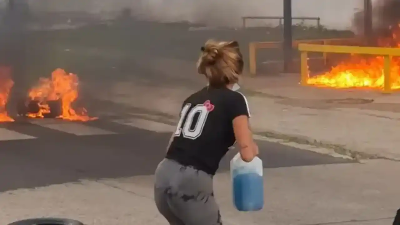 Así se prendían fuego los familiares del preso muerto.