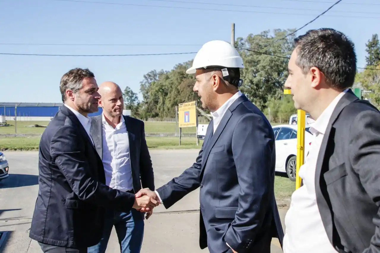 Pilar: Achával y Merediz recorrieron una planta en el Parque Industrial 