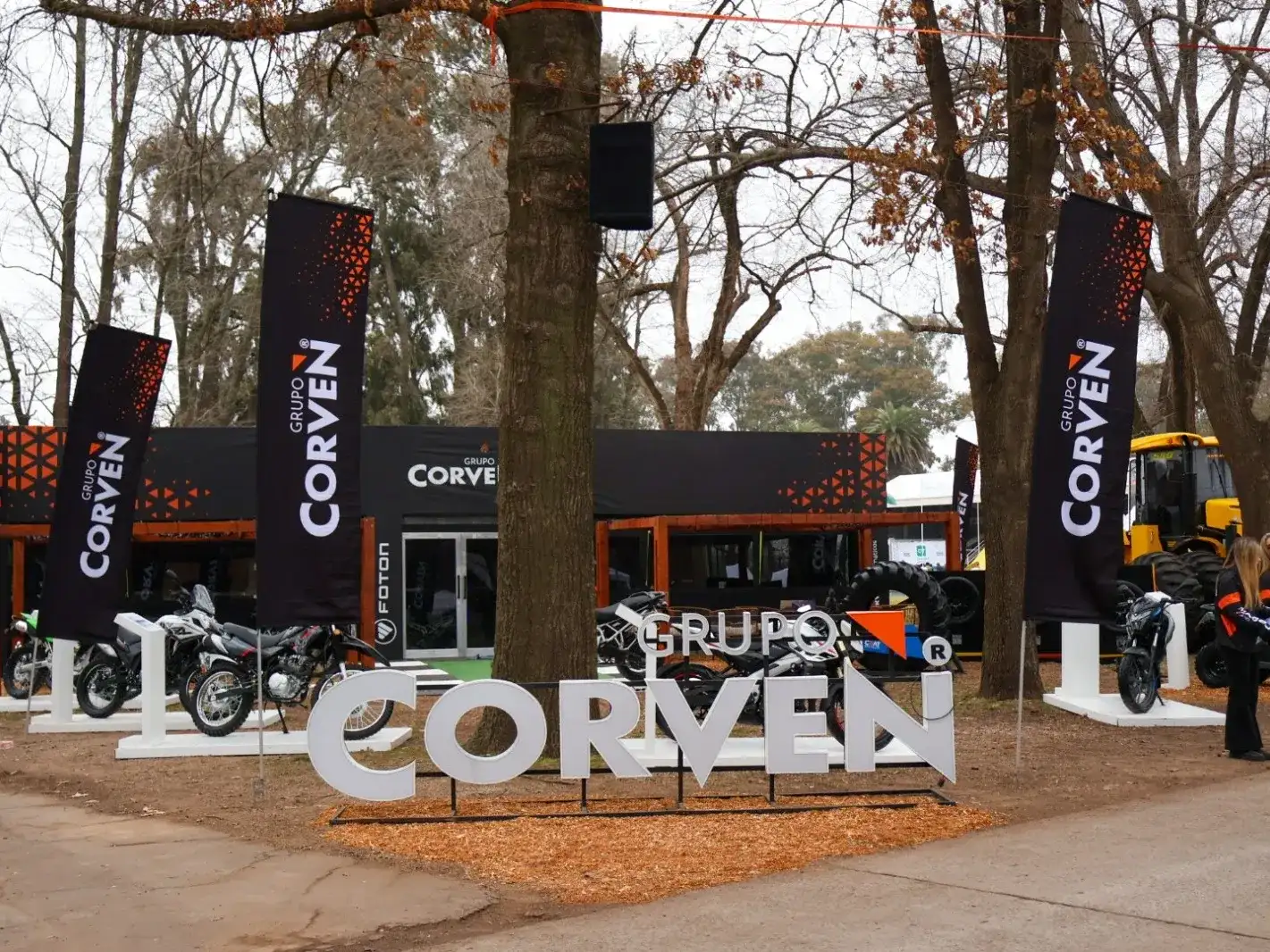 Los gerentes De Gaetani y Massari atendieron al periodismo en uno de lso stands de Grupo Corven en la ExpoVenado. Foto: Gentileza