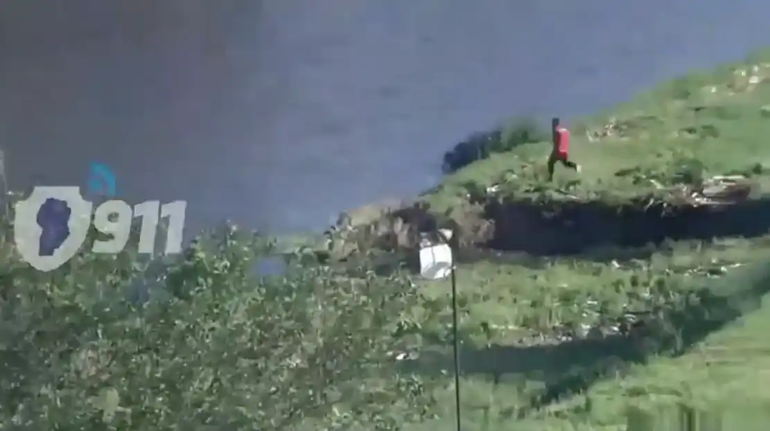 VIDEO | Un motochorro se arrojó al río para escapar de la Policía en una maniobra desesperada