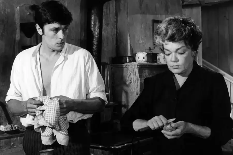 Alain Delon y Simone Signoret durante el rodaje de la película “La viuda Couderc” del director Pierre Granier-Deferre. EFE/Archivo