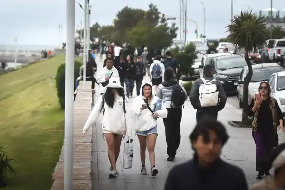 En medio de un clima invernal en Mar del Plata, la ocupación ronda el 65%: ¿Cuándo llega el calor a la costa?