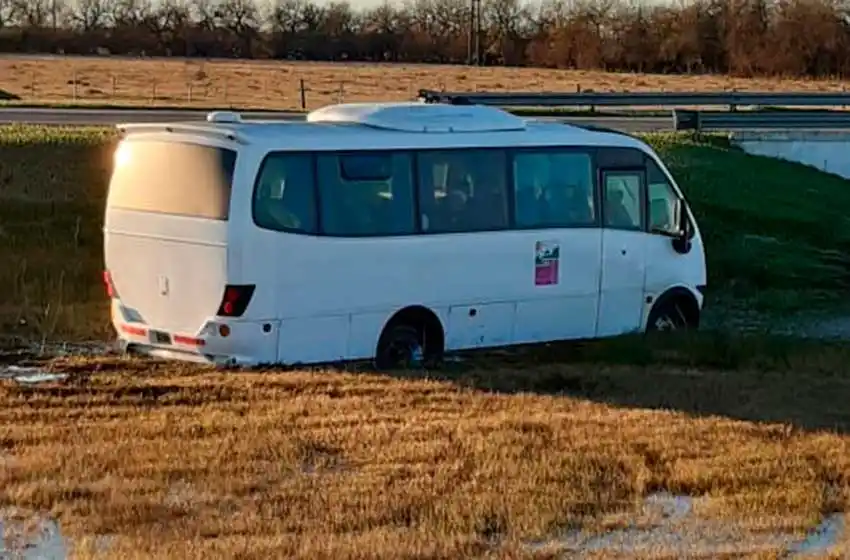 Se despistó un micro que transportaba trabajadores a Mar del Plata
