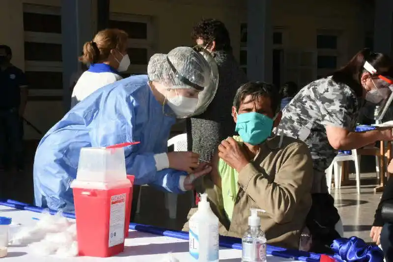 Hoy continuará la vacunación en otras diez localidades y colonias del interior provincial