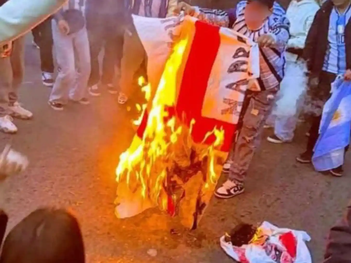 chicos quemando la bandera inglesa festejos de la selección