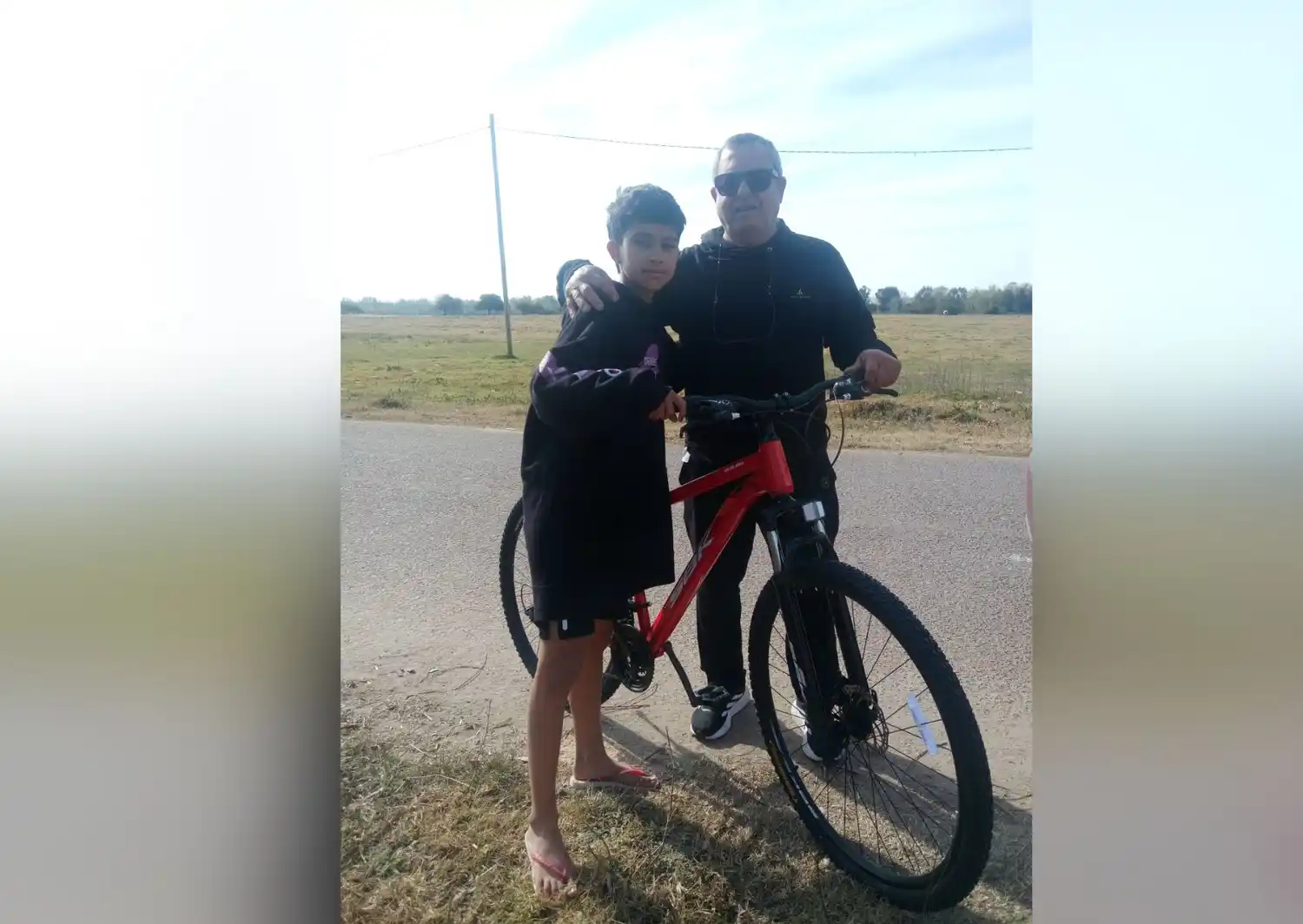 Familia Basaldúa agradece a Walter David Becerro por donarle una bicicleta a su hija