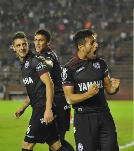 The Strongest reclama los puntos ante Lanús por supuesta mala inclusión de Acosta