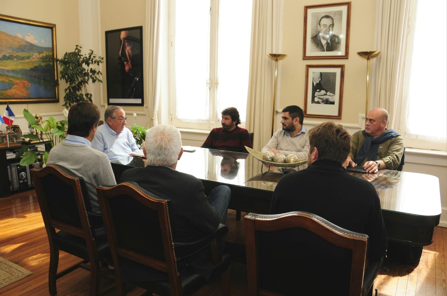 El presidente de IOMA, Homero Giles, en una reunión con el intendente Miguel Lunghi.