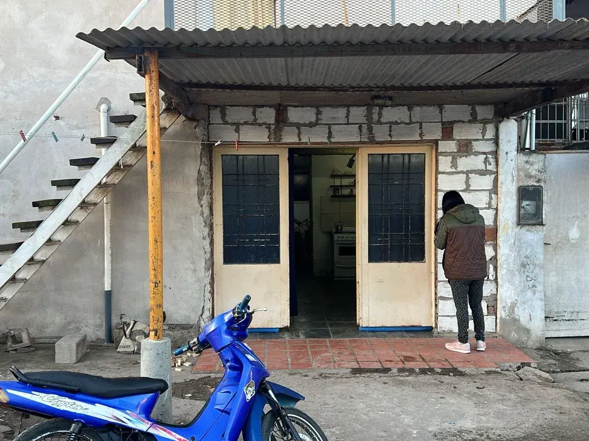 En la casa en la que falleció Angel Pintos esperan consuelto, contención e instrucciones para los trámites y la derivación del occiso.