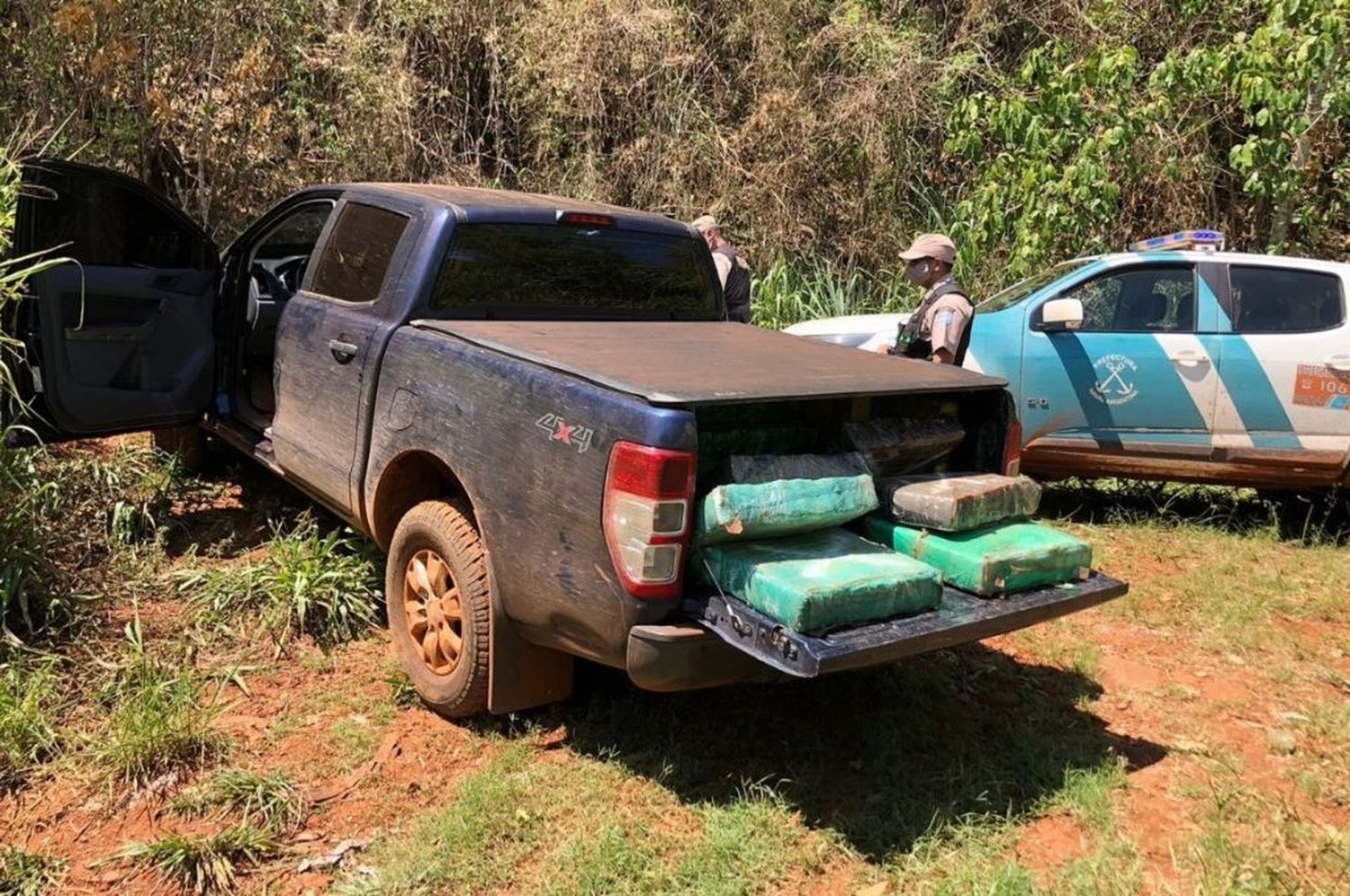 Video: interceptan una camioneta con más de una tonelada de marihuana