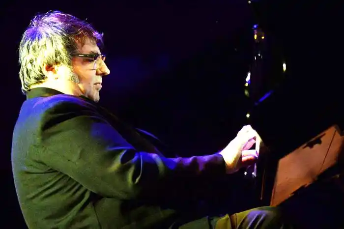Lito Vitale junto  a un ensamble  de artistas  entrerrianos en la vigilia patria