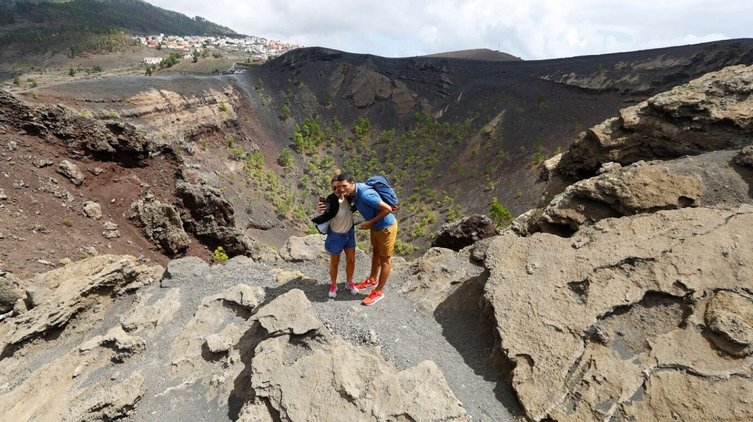 Un joven intentó sacarse una selfie y cayó en el cráter del volcán Vesubio