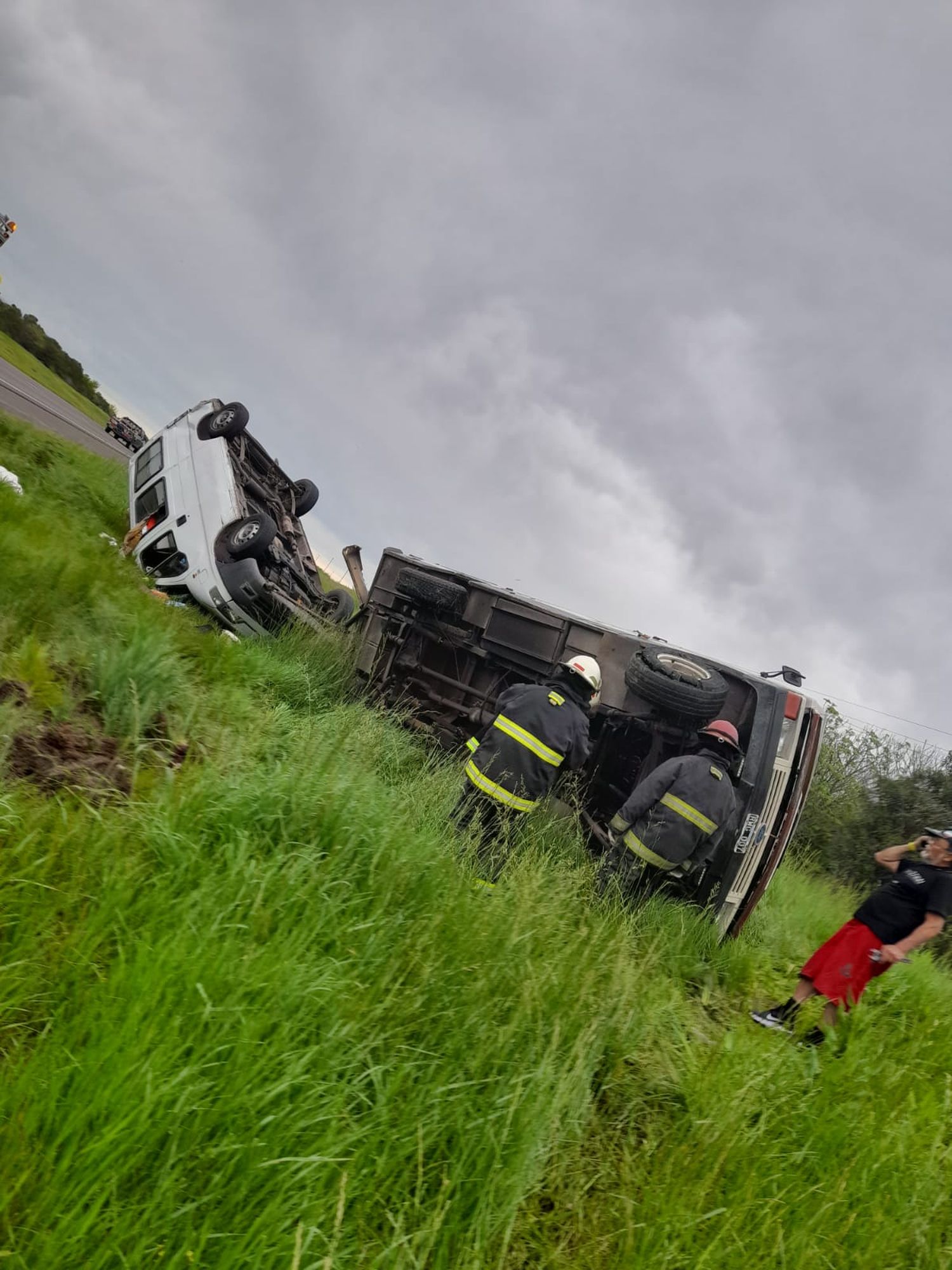 Volcaron dos vehículos en la Ruta 14: trasladaron un herido al Centenario