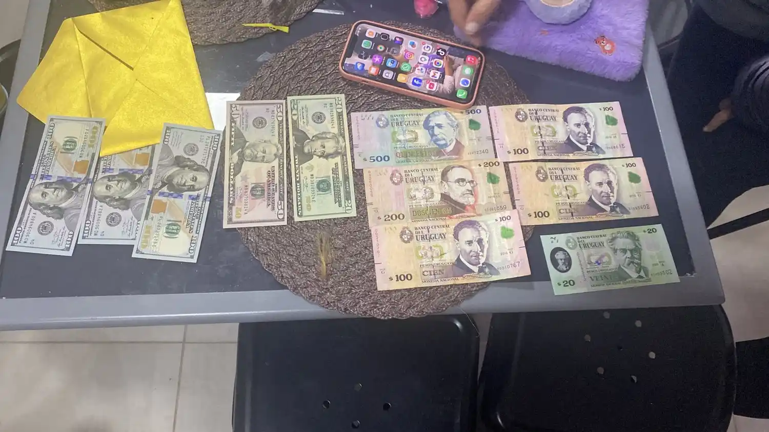 Se hallaron 370 dólares estadounidenses y 1020 pesos uruguayos. Crédito: Relaciones Policiales.
