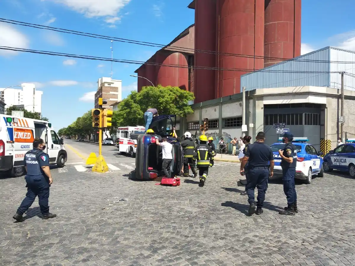 Dos personas resultaron heridas al chocar un mojón