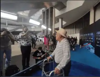 Gualberto Ibarreto fue de los primeros en pasar por la alfombra azul.