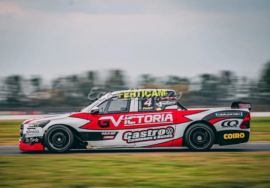 Camioneta Toyota Hilux con la que compitió el quequenense Marcos Castro
