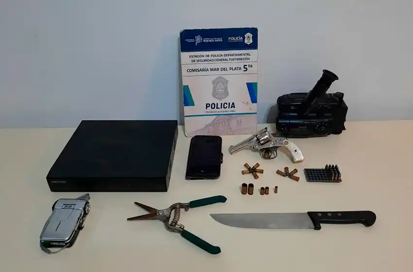 Le mostraba los genitales a la vecina y lo denunció: hallan armas y filmadora de mano en un allanamiento