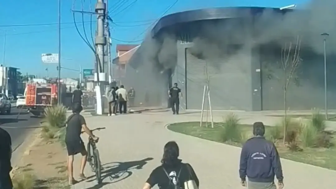 El siniestro afectó a tres locales comerciales.
