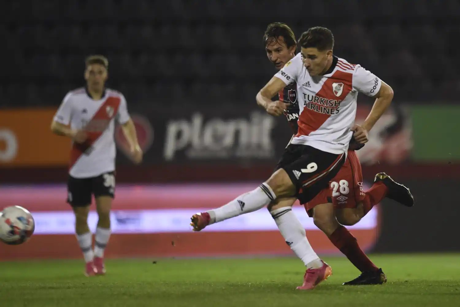 Bittolo no llega a evitar el zurdazo de Álvarez para el 2-1.
