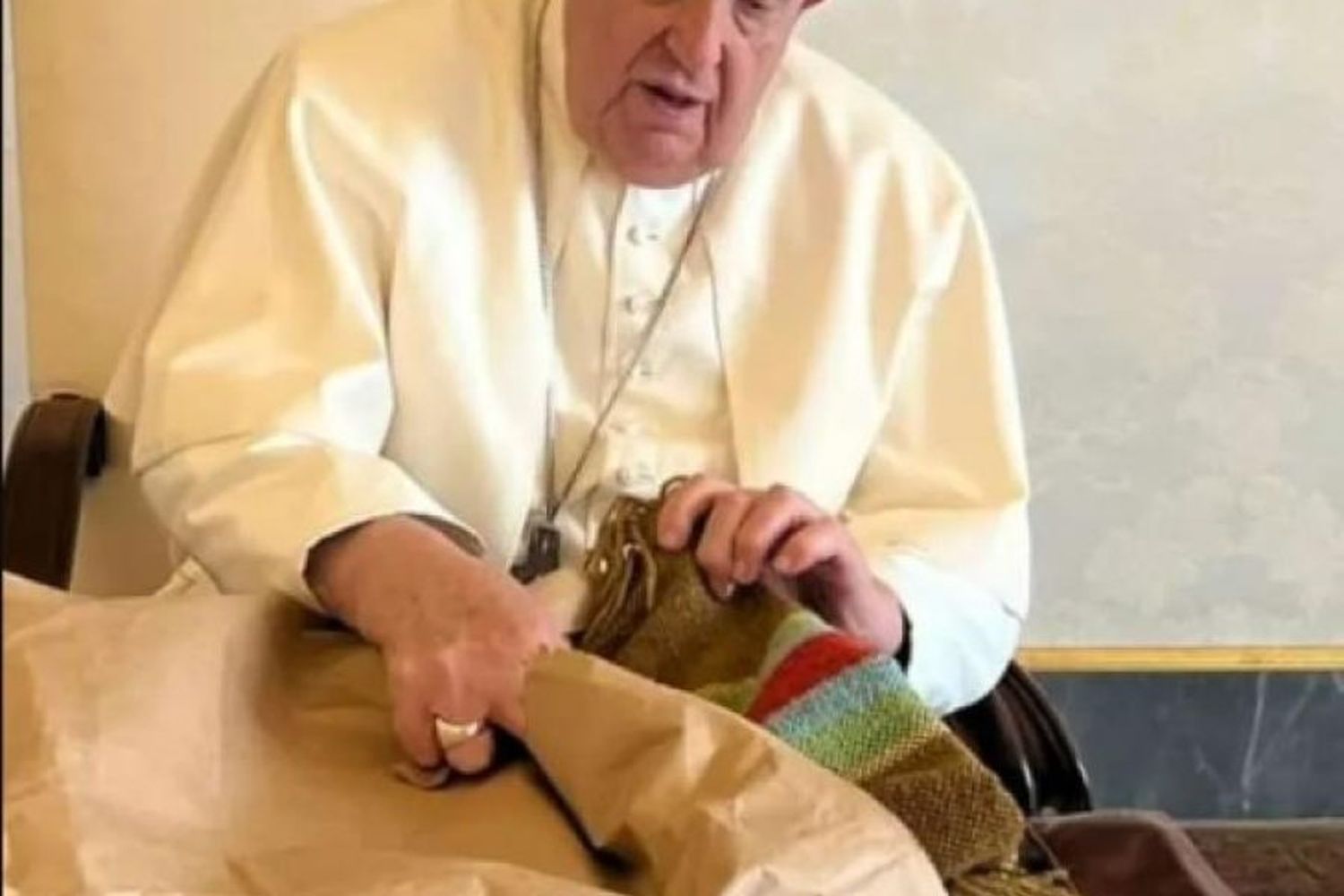 El Papa Francisco recibió un poncho fabricado por una Cooperativa de Tejedoras Artesanales del Norte