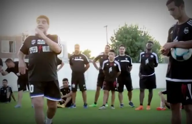 Maradona y su clase de tiros libres con los jugadores de Riestra