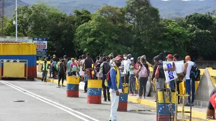 Venezolanos con doble nacionalidad pueden cruzar el puente Simón Bolívar para vacunarse en Colombia