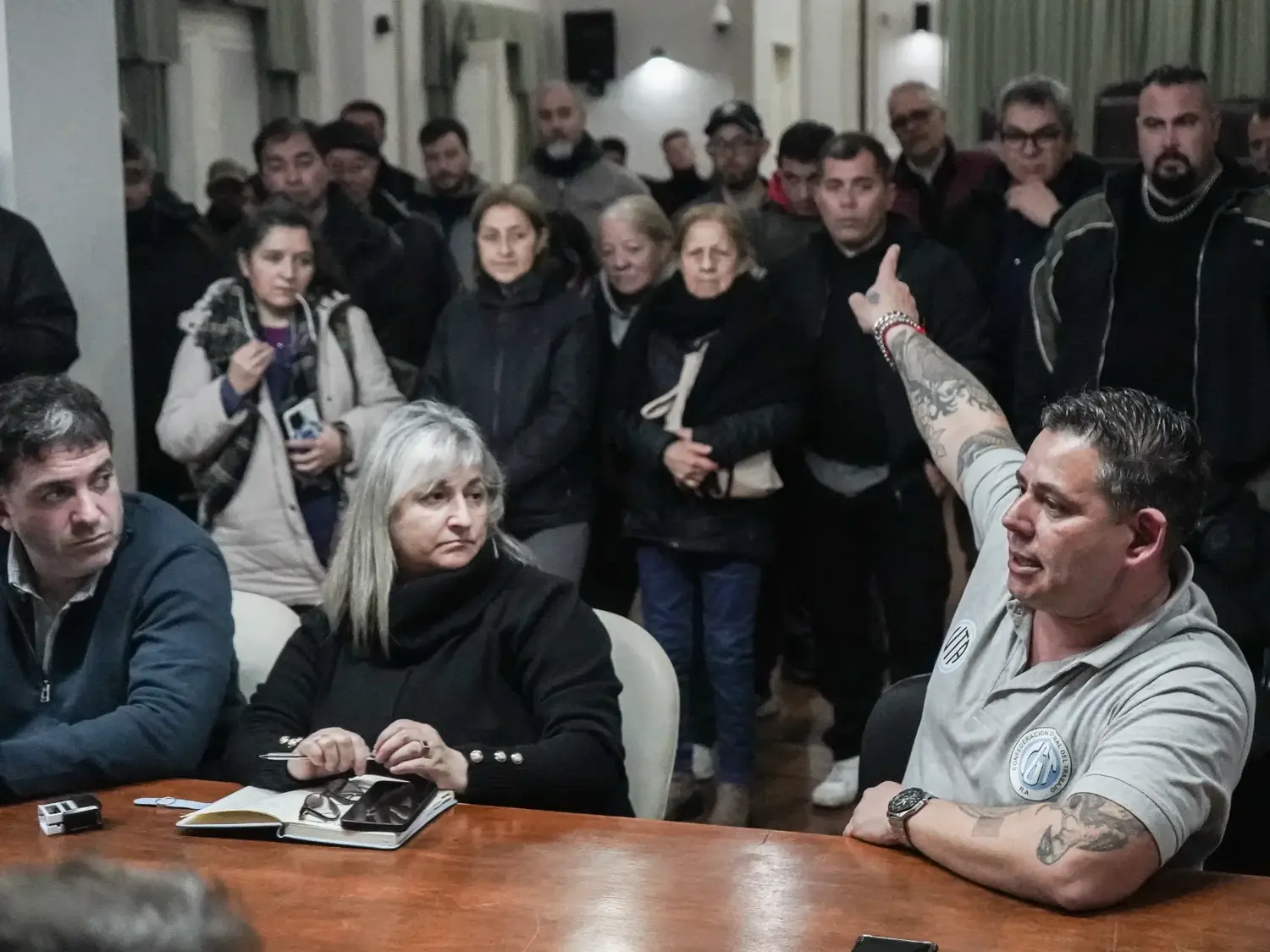 Padecimiento. Gastón Urrutia, secretario adjunto, señaló a los trabajadores y les contó a los concejales la difícil situación que están atravesando
