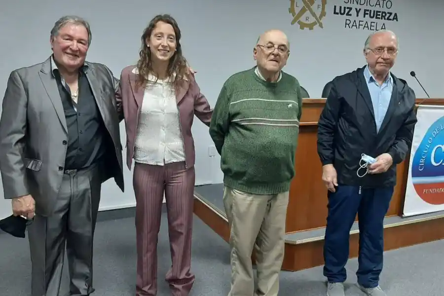 Leo Kurganoff, al ser distinguido por el Círculo de la Prensa