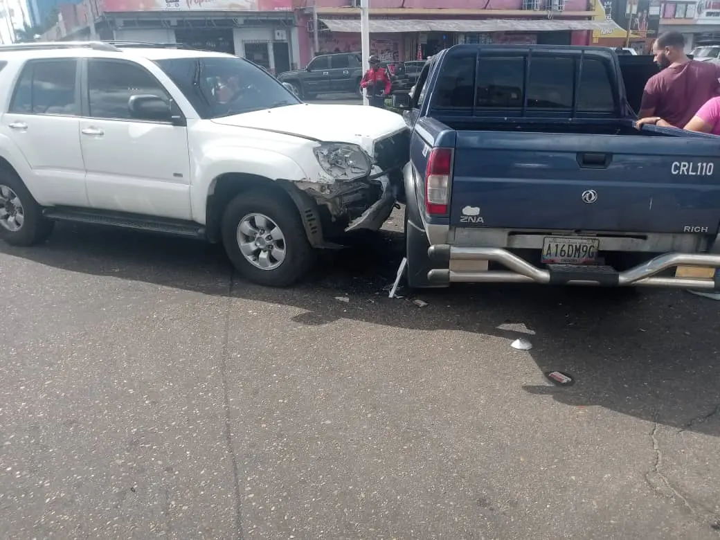 UN NIÑO LESIONADO tras choque de autos en Anzoátegui
