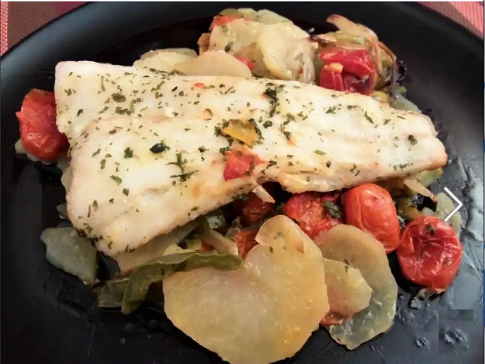 Receta de Merluza al horno con papas y verduras
