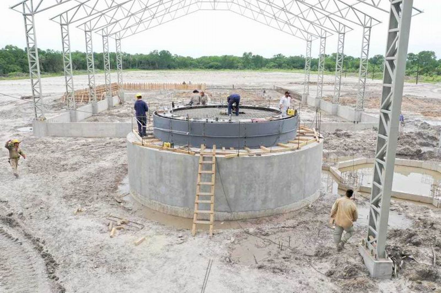 Concluyó la construcción de la base de
hormigón para la instalación del alto horno