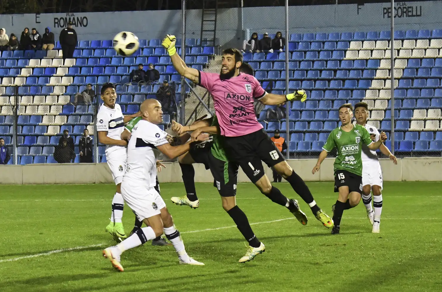 Gimnasia se aferró a una ajustada clasificación