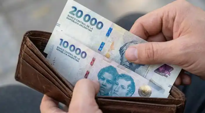 El Gobierno sale a inyectar pesos con un doble objetivo: darle un envión al consumo y sacar del piso al dólar