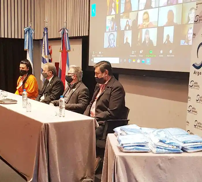 La delegación Argentina ante  CTM entregó banderas de flameo  a establecimientos educativos