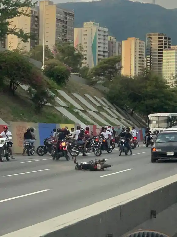 Aparatoso ACCIDENTE deja saldo de un muerto y seis lesionados  en autopista de Caracas
