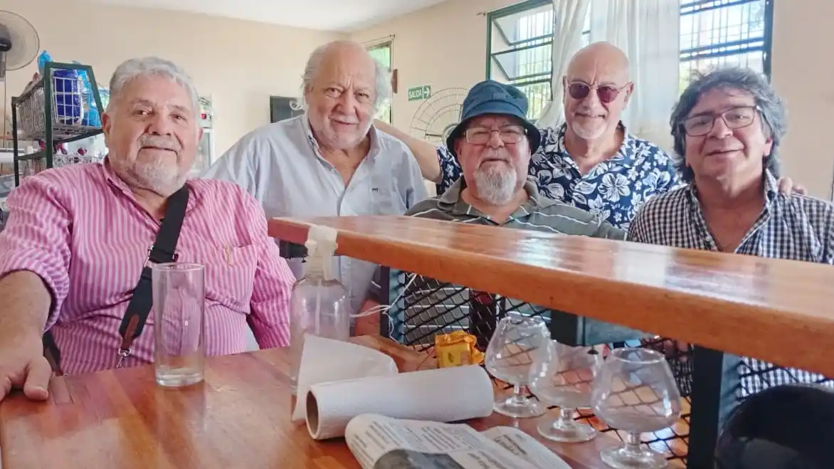 Cuentos, música y poesías de por acá