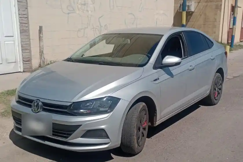 Intentaron escapar de la Policía en un auto robado, los detuvieron y les descubrieron drogas