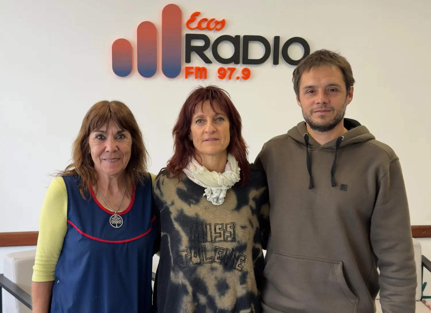 En Ecos Radio. Sandra Zugazúa, Marcela Mitre y Juan García Siri del Colegio Danés