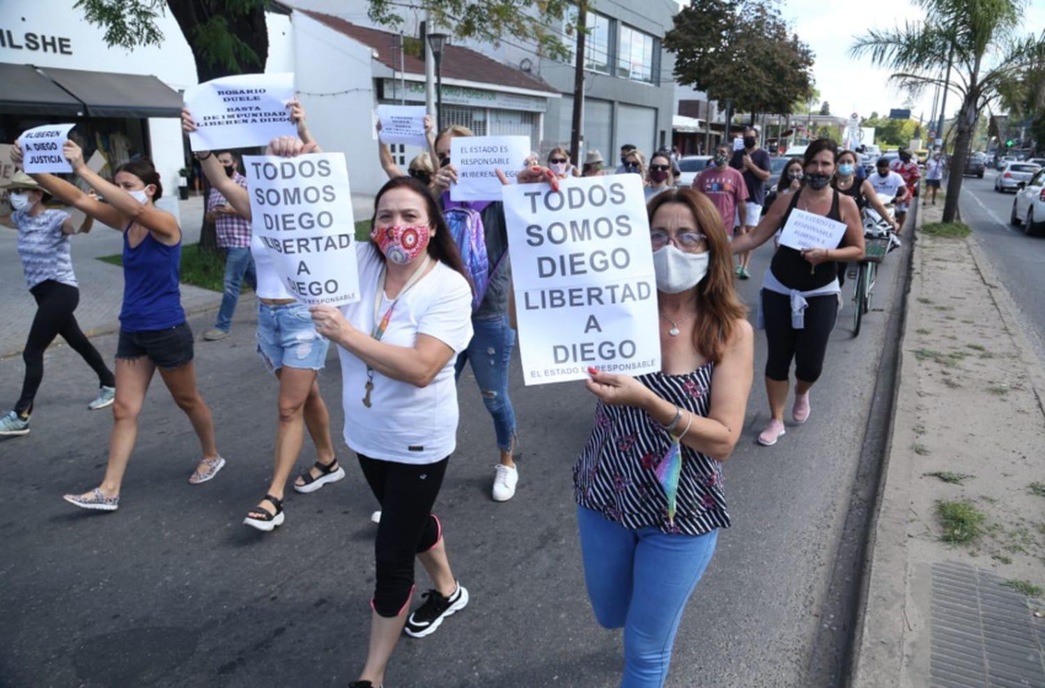 «Todos somos Diego»: otra marcha en Fisherton para pedir la libertad del joven que atropelló a dos motochorros