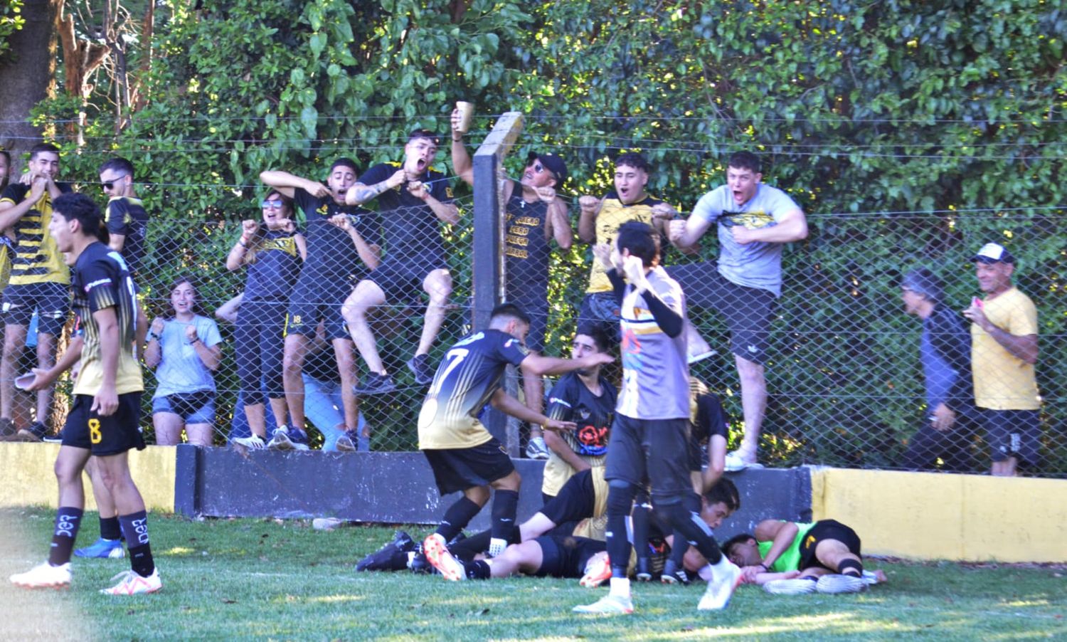 Todo alegría para Peñarol tras el agónico gol de Mateo Rodríguez que dejó con vida al equipo en la competencia. Foto: July Mercado