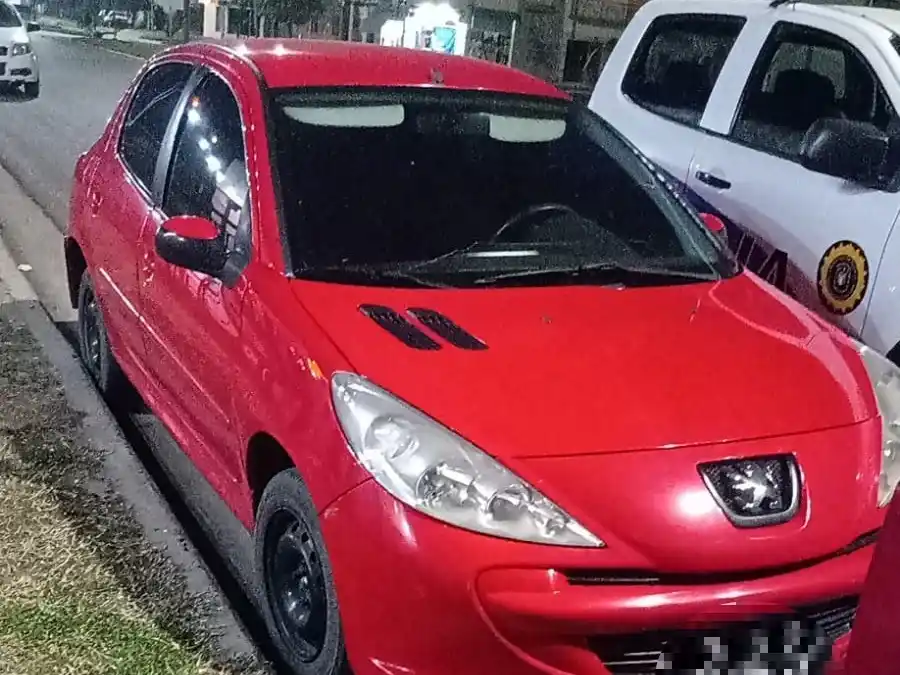 Secuestraron un auto en pleno centro de Gualeguaychú: los dueños se fugaron saltando tapiales