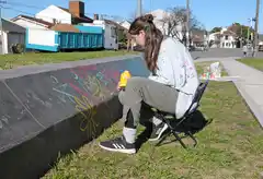 Con un diseño propio, una artista bonaerense enalteció la plaza del Monumento a la Madre